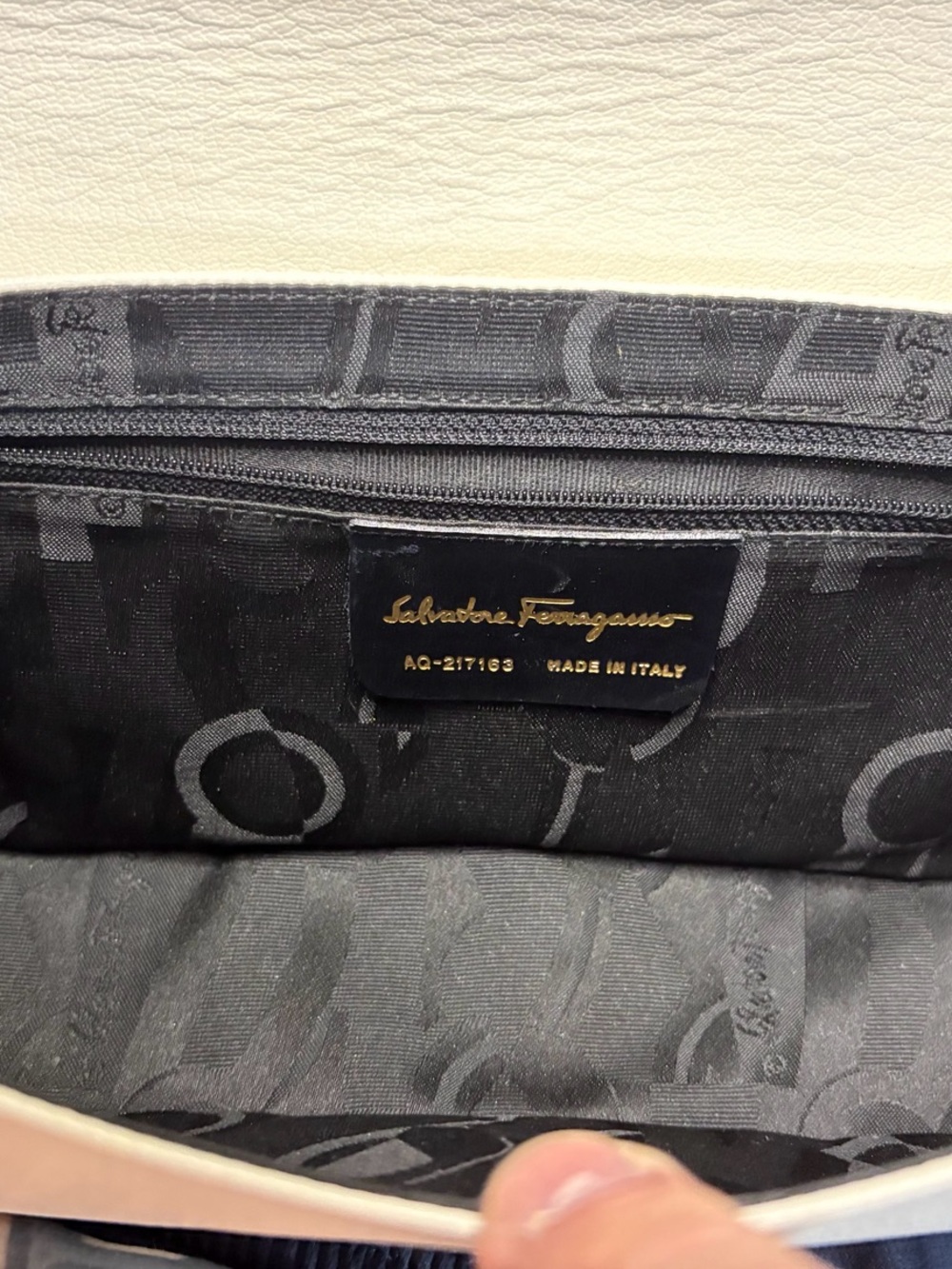 Vintage Salvatore Ferragamo Gancini Ivory Leather Shoulder Bag Gold Hardware - Picture 5 of 5
